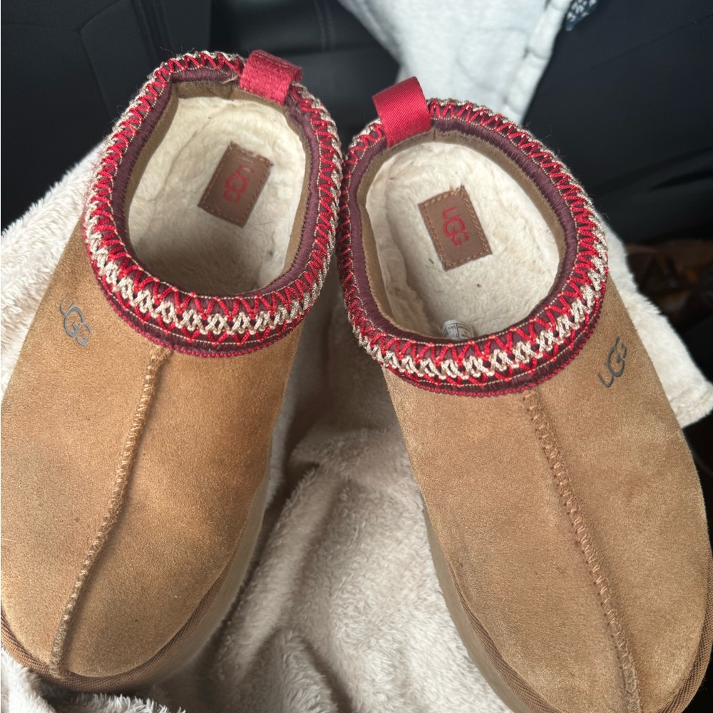 Tazz platform Uggs size 8 feels like a 9